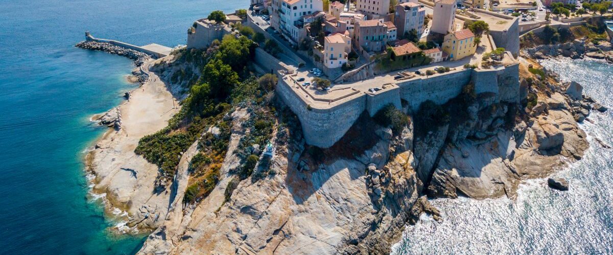 Vista aerea della città di Calvi, Corsica, Francia. Mura della città, scogliera a picco sul mare