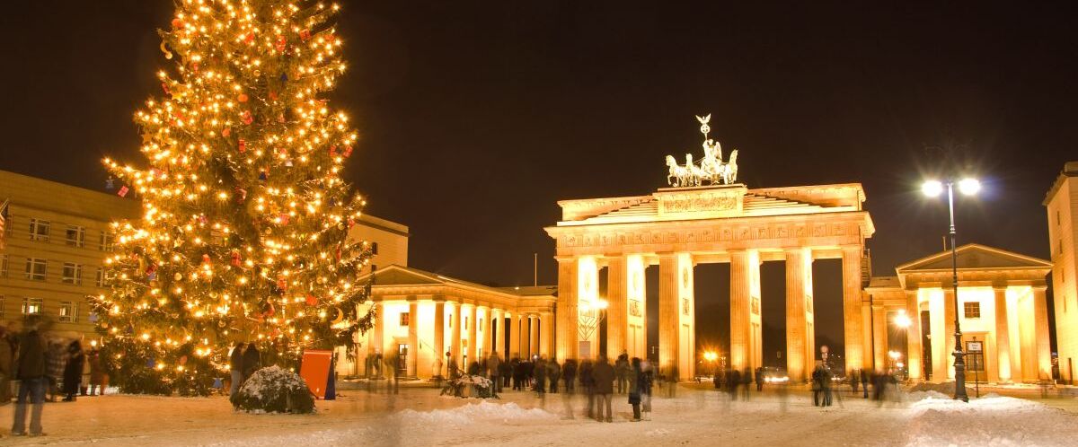 menschen,leute,personen,mensch,nachts,advent,vorweihnachtszeit,sehenswuerdigkeit,frost,berlin,weihnachtsbaum,bewegungsunschaerfe,lichterkette,christbaum,schnee,weihnachten,xmas,x-mas,weinachten,weihnacht,weihnachtlich,brandenburger tor,bei nacht,weihnachtsmarkt