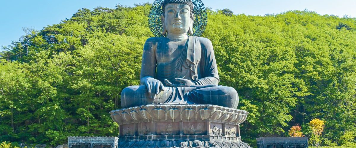 Giant,Bronze,Buddha,Statue,At,Sinheungsa,Temple,In,Seoraksan,National