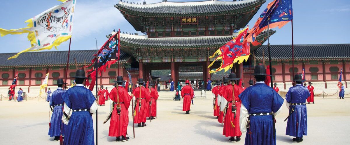 Changing of the guards, Gyeongbokgung Palace (Palace of Shining Happiness), Seoul, South Korea, Asia